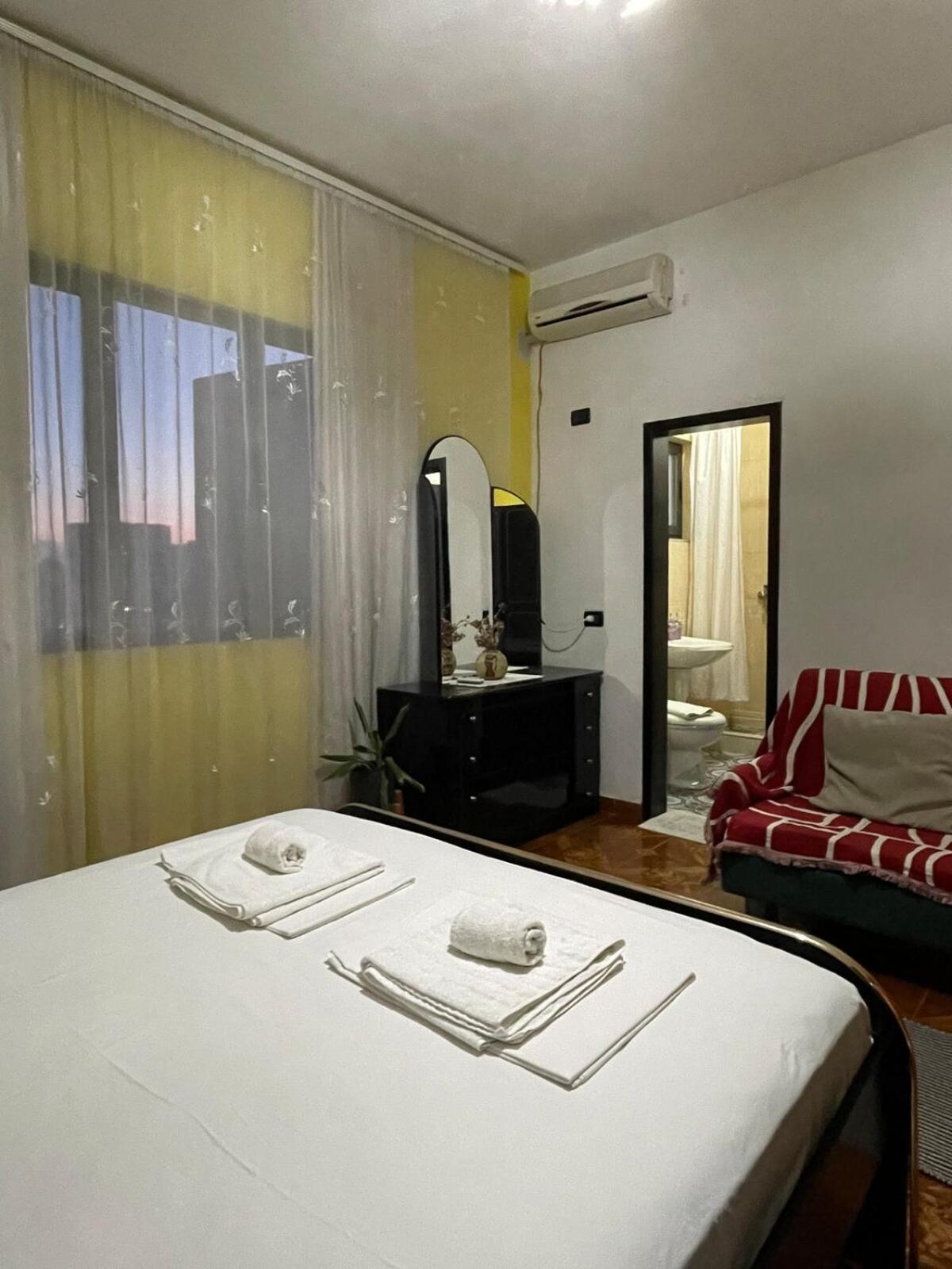 Apartment Cozy Big With Balcony Tirana