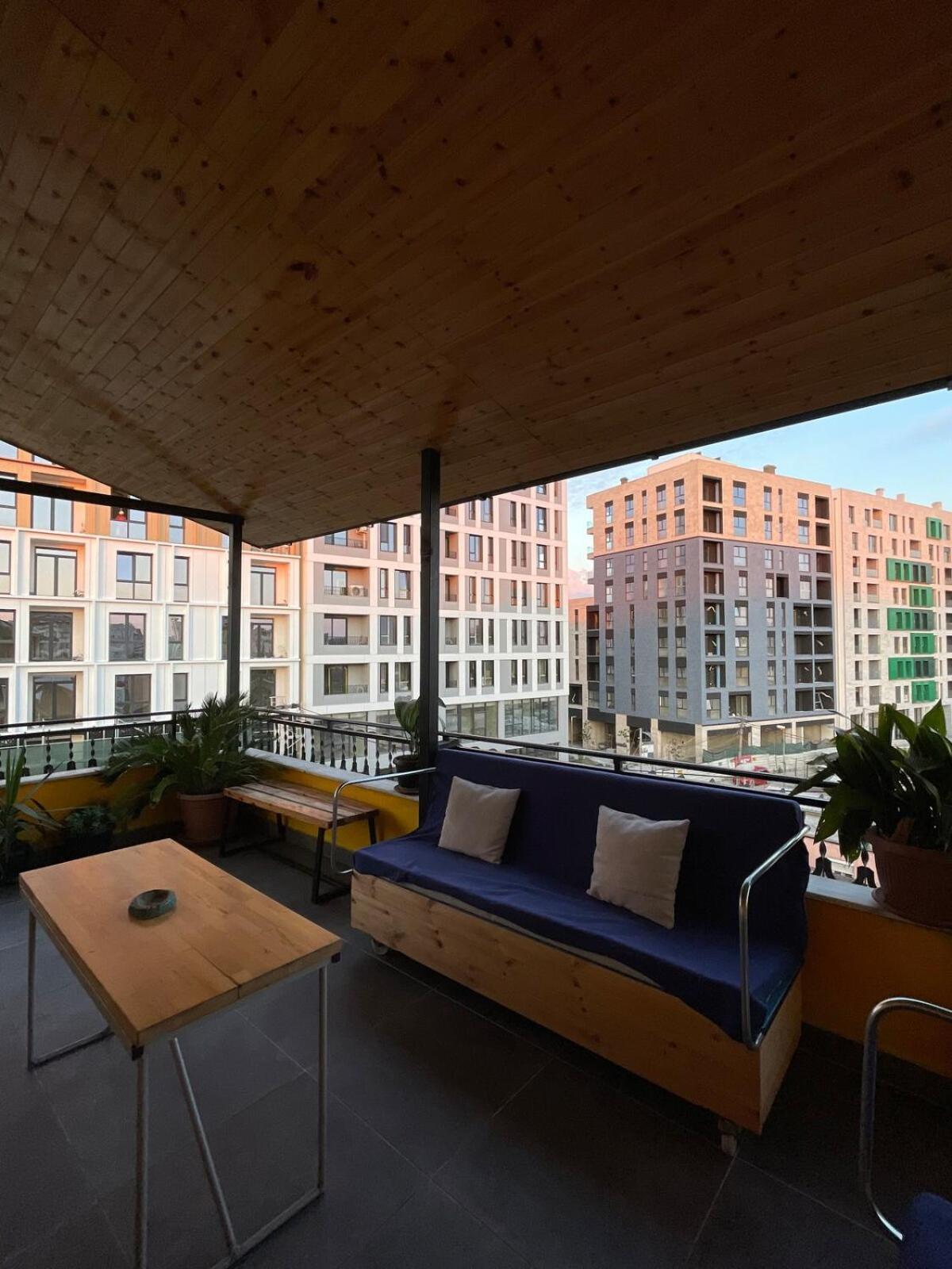 Apartment Cozy Big With Balcony Tirana