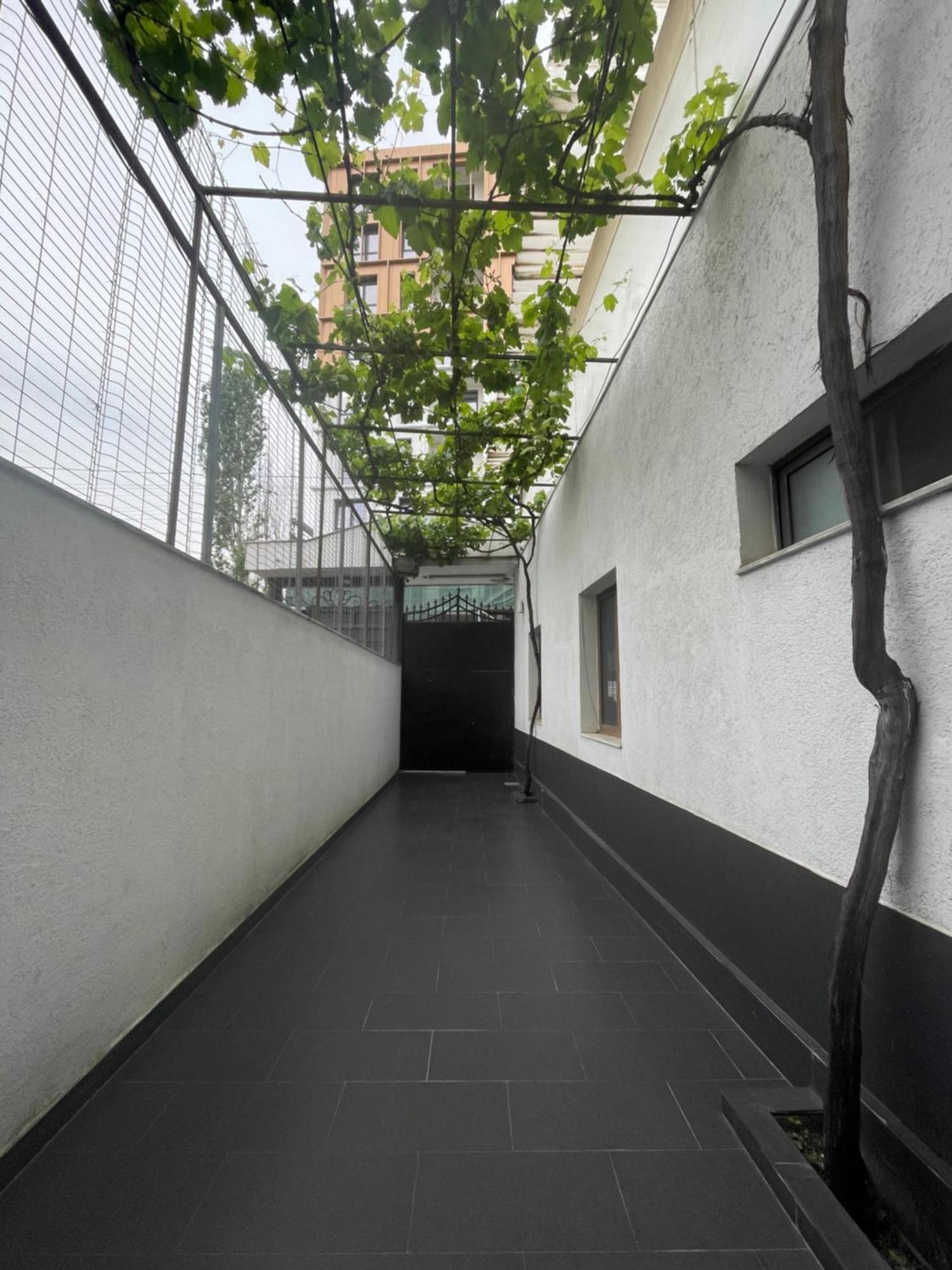 Apartment Cozy Big With Balcony Tirana
